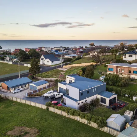 Madsen Retreat Hotels in Penguin