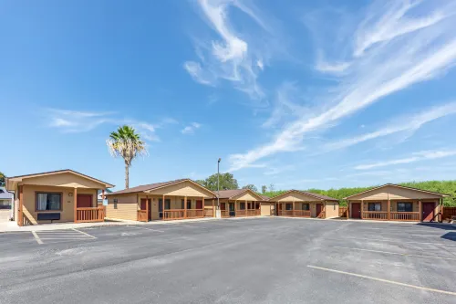 Best Western Regency Inn  Suites - parking