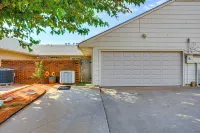 Patio & Courtyard! Elk City Townhome -  Privatzimmer