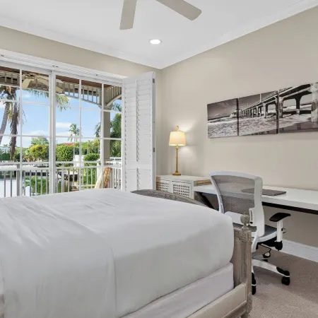 Beach Drive Estate by Avantstay Canal-Front Pool + Hot Tub + Private Dock Walk to the Beach