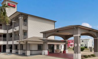 Red Roof Plus+ Galveston - Beachfront