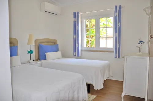 Fantastic for Family Gatherings, Optional Pool Heating, Free Air Con & Wifi