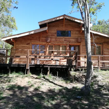 Cabaña rústica 2 Maravillosa,Con Troncos Nativos, Con Orilla de Río Trancura
