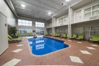 Hotel & Suites le Dauphin Drummondville - Kolam Renang