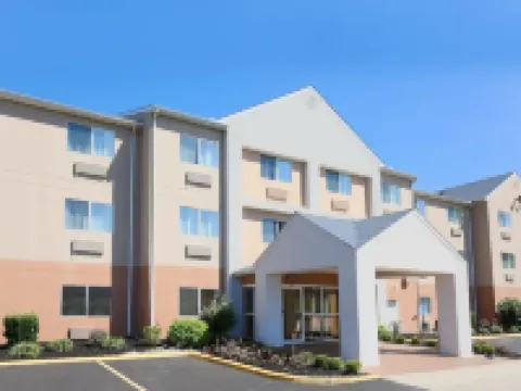 曾斯維爾市中心的舒適套房酒店 馬斯金格姆縣酒店