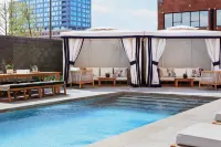คิมป์ตัน พิตต์แมน โฮเทล – ดาวน์ทาวน์ ดัลลัส บาย IHG - สระว่ายน้ำบนดาดฟ้า