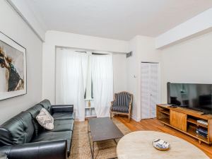 Modern 1Br + Train | Theatre District | Evonify