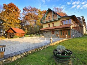 Villa les with Hot Tub & Sauna