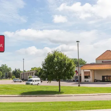 Ramada by Wyndham Sioux Falls Airport-Waterpark & Event Ctr Отели в г. Су-Фолс