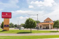 Ramada by Wyndham Sioux Falls Airport-Waterpark & Event Ctr Các khách sạn gần University of Sioux Falls