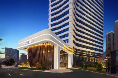 Somerset Zhongmao  Changchun Отели рядом с достопримечательностью «Changchun Vocational Institute of Technology»