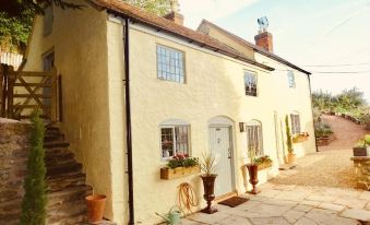 Impeccable 3-Bed 17th Century Luxury Cottage