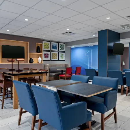 Holiday Inn Express & Suites WOODBRIDGE by IHG