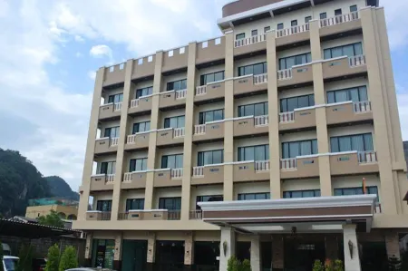 The Centris Hotel Phatthalung Отели в г. Пхаттхалунг