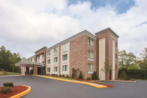La Quinta Inn & Suites by Wyndham Sturbridge Hotels in Sturbridge