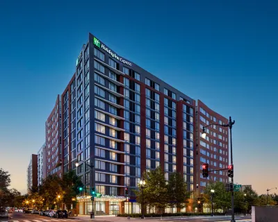 Holiday Inn Express WASHINGTON DC DOWNTOWN by IHG Hotel berhampiran Institusi Smithson