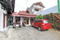 RedDoorz Plus Near Alun Alun Selatan Hotels in Mantrijeron