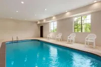 Days Inn & Suites by Wyndham Greater Tomball - Pools