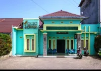 Queen Guest House Hotels near Pantai Jakat
