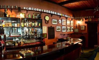 Pine Tree Inn - Housity