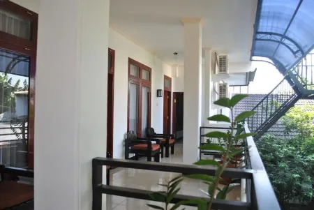 Kurnia Jaya Hotel Отели в г. Selaparang