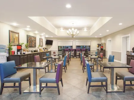 La Quinta Inn & Suites by Wyndham Fort Walton Beach Отели в г. Shalimar