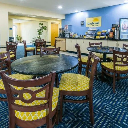 Days Inn & Suites by Wyndham Pryor