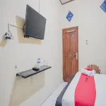 RedDoorz Syariah Near Stadion Maulana Yusuf