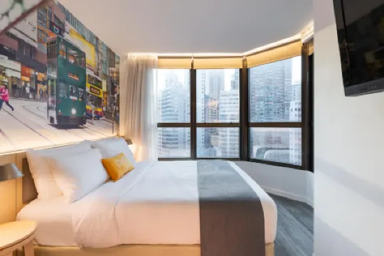 แดช ลีฟวิง ฮอลลีวูด