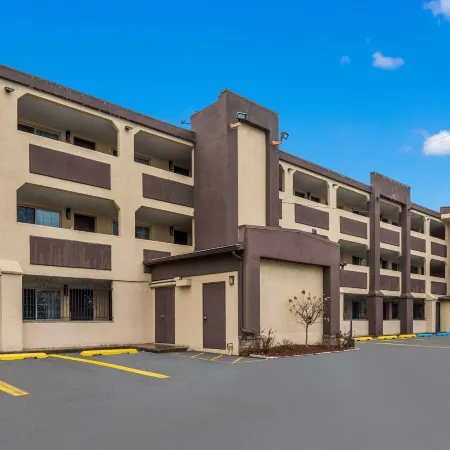 Clarion Pointe Downtown