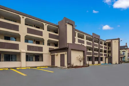 Clarion Pointe Downtown