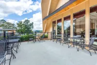 Howard Johnson by Wyndham Athens - parking