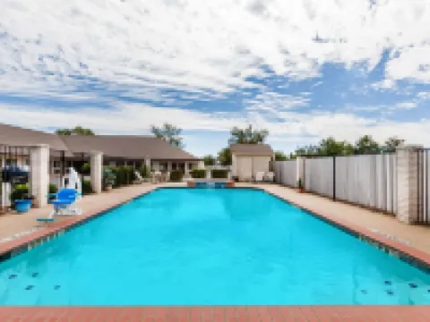 Super 8 by Wyndham Cleburne クリーバーンのホテル