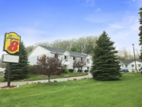 Super 8 by Wyndham Manistee Hotels in Manistee