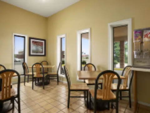 Super 8 by Wyndham Marion Hotels in Marion