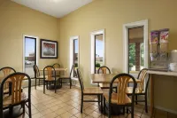 Super 8 by Wyndham Marion Hotels in Marion