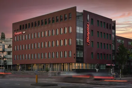 Hampton by Hilton Amsterdam Centre East Отели рядом с достопримечательностью «Мост Питон»