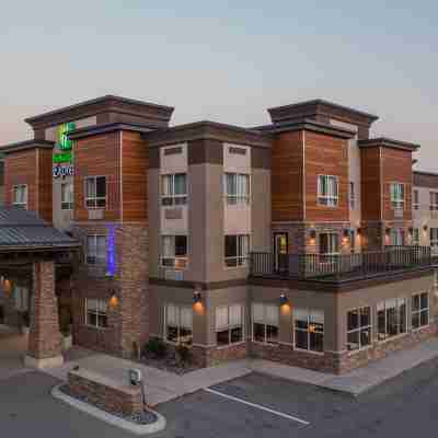 Holiday Inn Express Golden-Kicking Horse Hotel Exterior