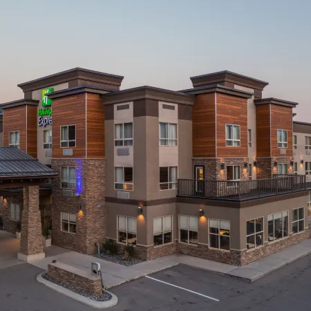 Holiday Inn Express GOLDEN-KICKING HORSE by IHG