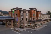 Holiday Inn Express Golden-Kicking Horse