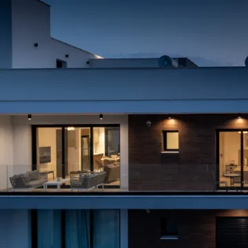 Sanders Elgio - Neat 3-Bdr Apt with Rooftop