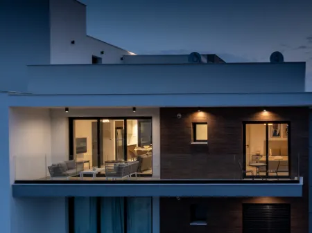 Sanders Elgio - Neat 3-Bdr Apt with Rooftop