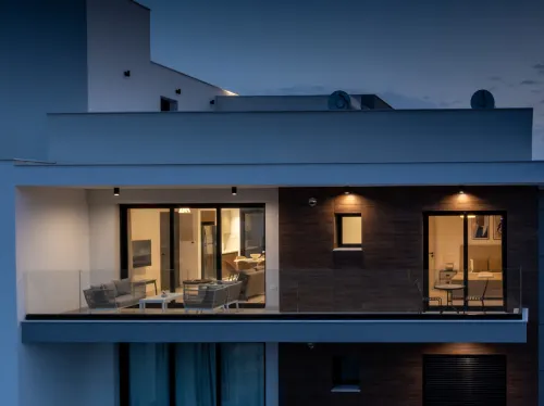 Sanders Elgio - Neat 3-Bdr Apt with Rooftop