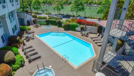 Ocean Pacific Lodge Отели рядом с достопримечательностью «UCSC Arboretum»