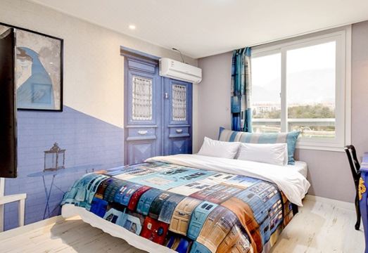 욕실의 청결한 샤워 시설