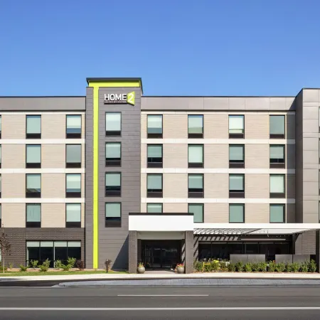 Home2 Suites by Hilton Milwaukee West Отели рядом с достопримечательностью «Миллер Парк»