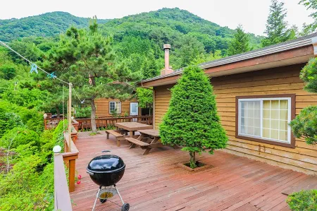 Goseong Gureumwiui Sanchaek Pension Отели в г. Косон
