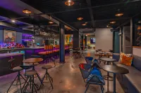 โรงแรม Moxy Phoenix ในกรุงเฟนิกซ์ - ที่มีบาร์