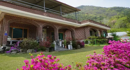 Buan Chilkdeokgol Pension Отели рядом с достопримечательностью «Gwan-Eumbong»