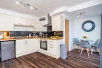 Beautiful Flat Town Centre 55 Inch Smart TV + Netflix Hotels in Andover
